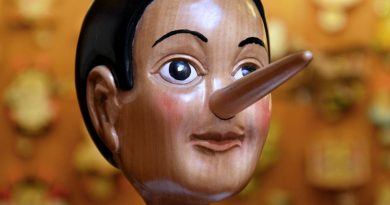 Dřevěná figurka s dlouhým nosem